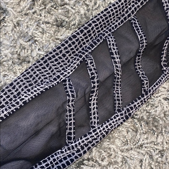 Lululemon Black and White Patterned Mesh Leggings - Picture 4 of 4